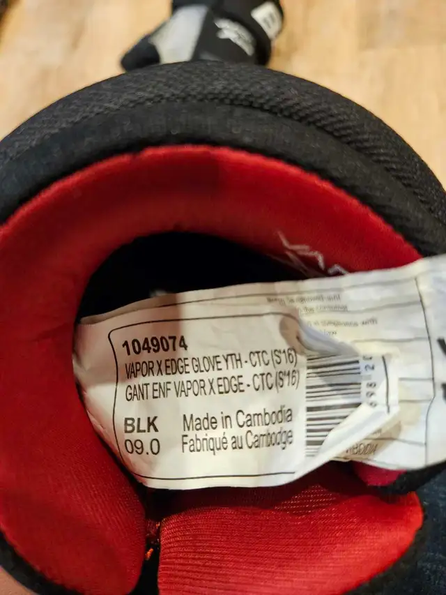 Bauer Youth Hockey 9" Gloves x 2 in Hockey in City of Toronto - Image 5