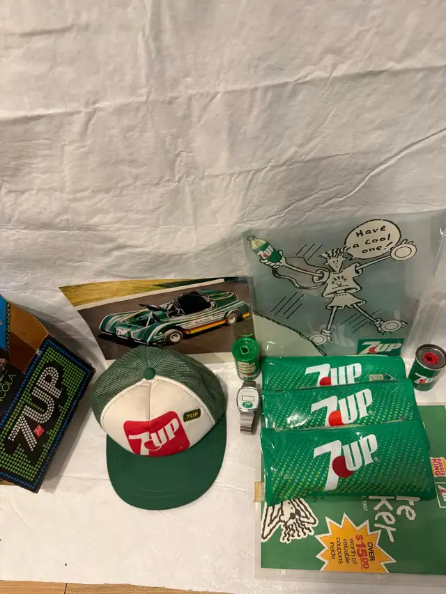 A vintage collection of 7up  in Arts & Collectibles in Petawawa - Image 3