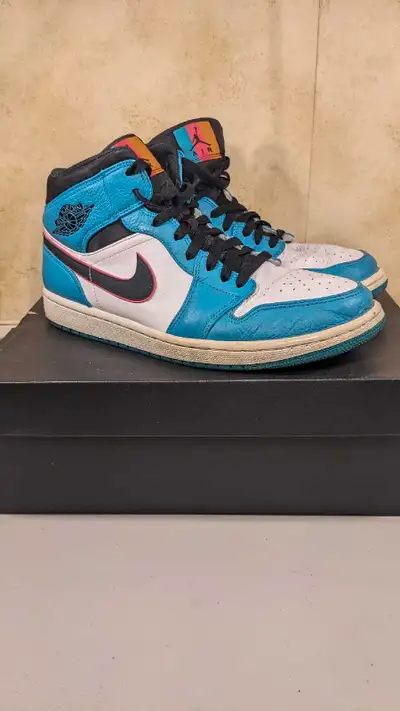 The turbo green was hard to capture in the photos. It looks very blue, but is more so turquoise / tu...