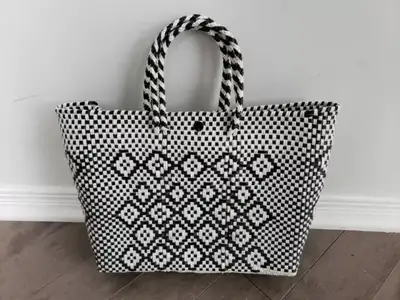 Truss hand woven bag purse black and white/Sac a main noir blanc, View more