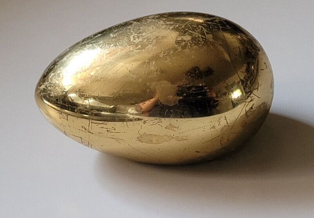 Vintage Heavy Metal Golden Egg Paperweight Desk Ornament in Arts & Collectibles in Oshawa / Durham Region - Image 2