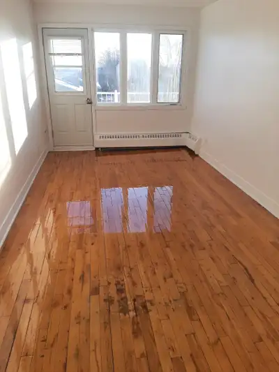 Lasalle Grand 4 ½ disponible pour juillet ou août. Inclus cuisinière, réfrigérateur, chauffage et ea...