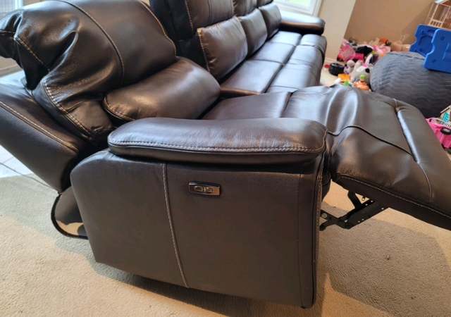 BRAND NEW LEATHER   SOFA SET WITH POWER  RECLINERS/HEADRESTS in Chairs & Recliners in Mississauga / Peel Region - Image 7
