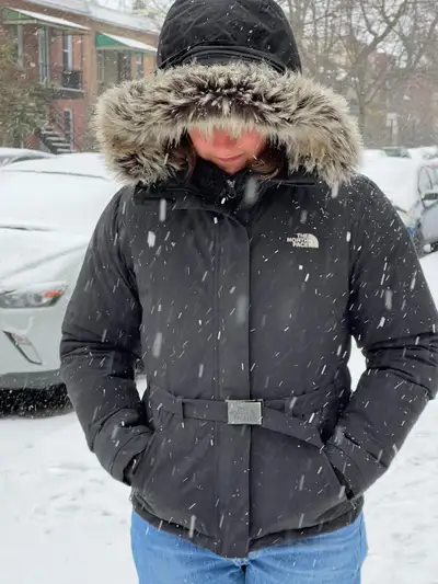 Sors du pressing. Taille M. Excellent état. Super fluffy ! À venir chercher près du métro Beaubien.