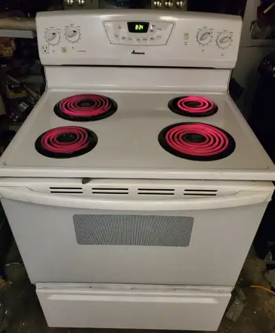 Amana Cuisinière. Self Clean. Works fully. Garantie. Free Deliv, View more