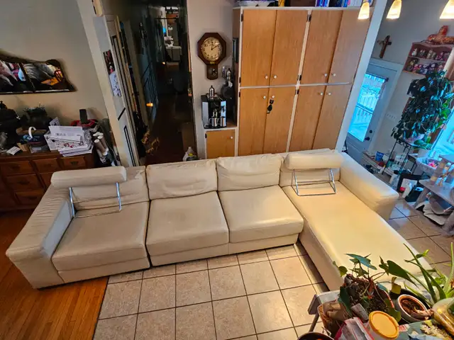 Sectionnel en cuir blanc véritable in Couches & Futons in Trois-Rivières - Image 4