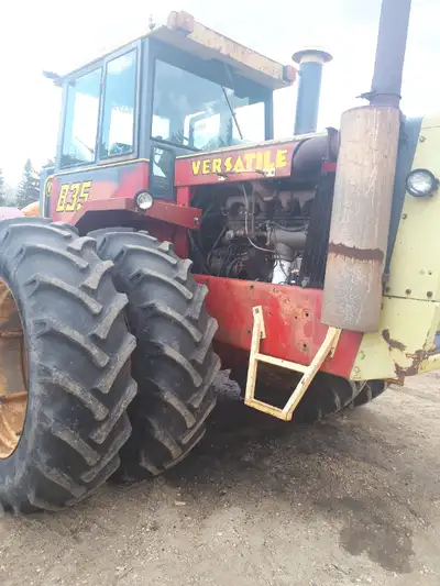 versatile 835 4 wheel drive/ 230 horse power/ tries in good shape18.4 x 38 /30,000 / 8200 hours/780...