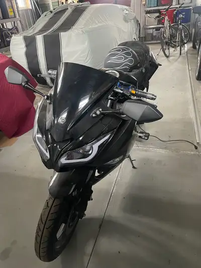 2022 E-bike motorcycle full size, like new only 550 Kms never use it much. Paid 3799, plus tax. 72 V...