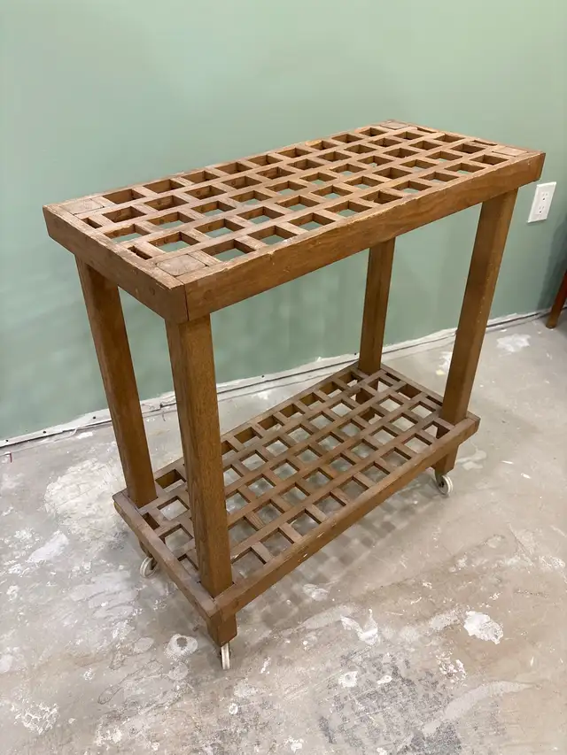 Solid wood console table in Hutches & Display Cabinets in Mississauga / Peel Region - Image 3