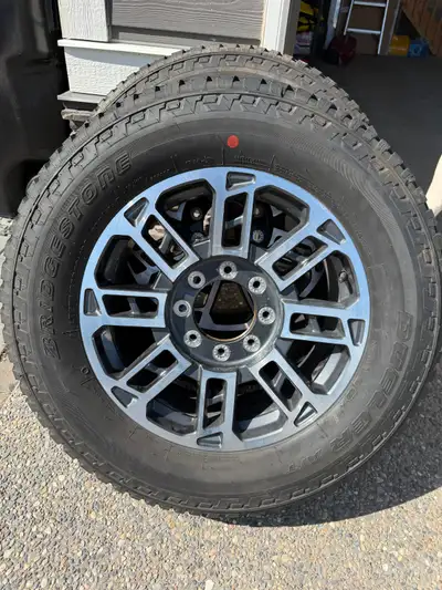 Take off from 2025 F350 Limited. All set include TPMS, lug nuts, and center cover.