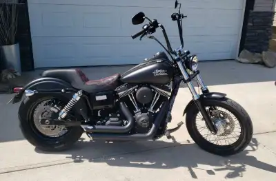 2015 street bob for sale. Denim black. Less than 10,000 km. Stage 1. Lots of aftermarket market part...
