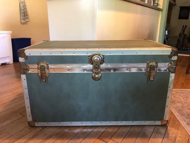 Vintage Green Classic Metal, Vinyl and Cedar Lined Wood Trunk in Arts & Collectibles in City of Toronto - Image 2