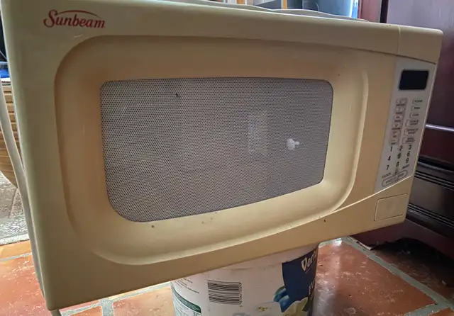 White sunbeam microwave cook food clean in Microwaves & Cookers in Oakville / Halton Region - Image 2