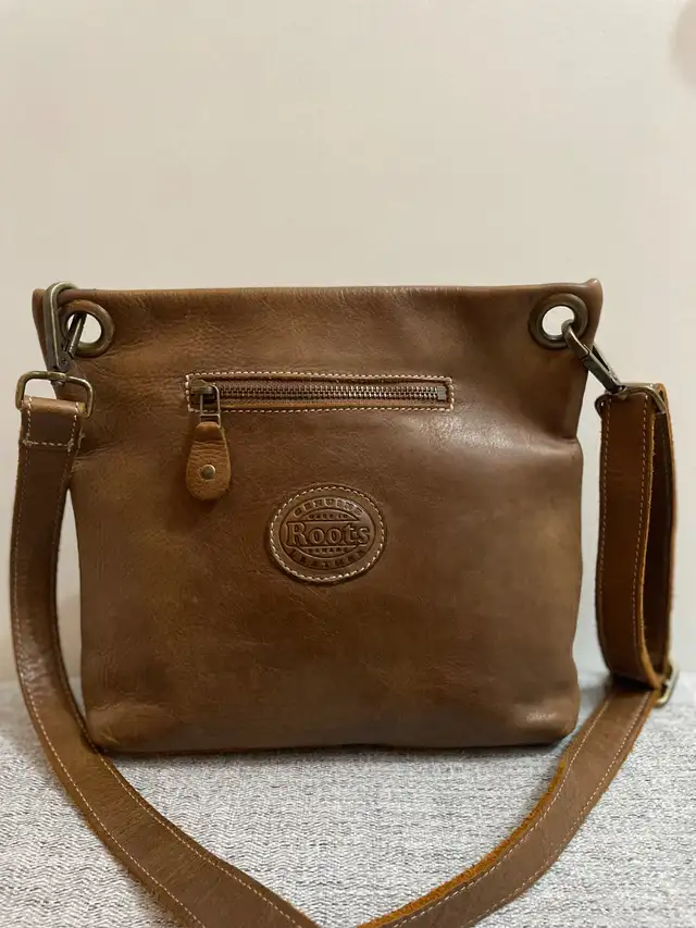 Roots Leather Crossbody Travel Bag in Women's - Bags & Wallets in Kitchener / Waterloo - Image 2