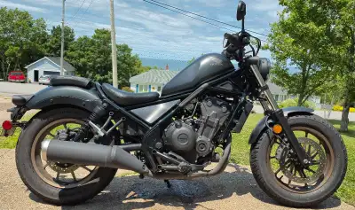 Selling, almost brand new, Black Honda Rebel. Only 3770km. Comes with soft cover and 2 keys. 471kg....
