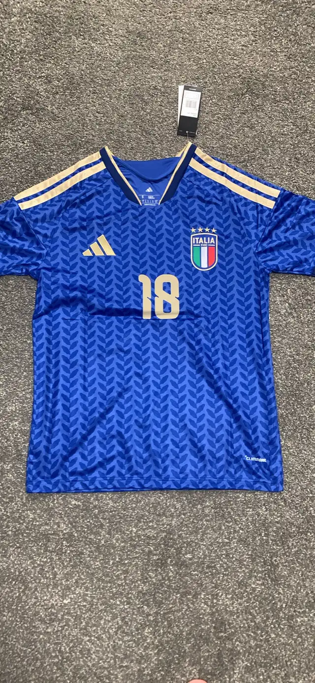 Adidas Italy Jersey in Men's in Oakville / Halton Region - Image 2