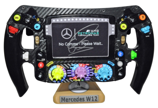 Lewis Hamilton signed Formula 1 F1 Memorabilia dans Art et objets de collection  à Longueuil/Rive Sud - Image 2