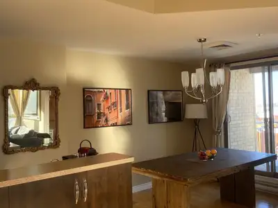 8520 Raymond-Pelletier, 7e étage, 913 p.c. Lumineux 4 ½ en unité de coin, entièrement meublé, avec s...