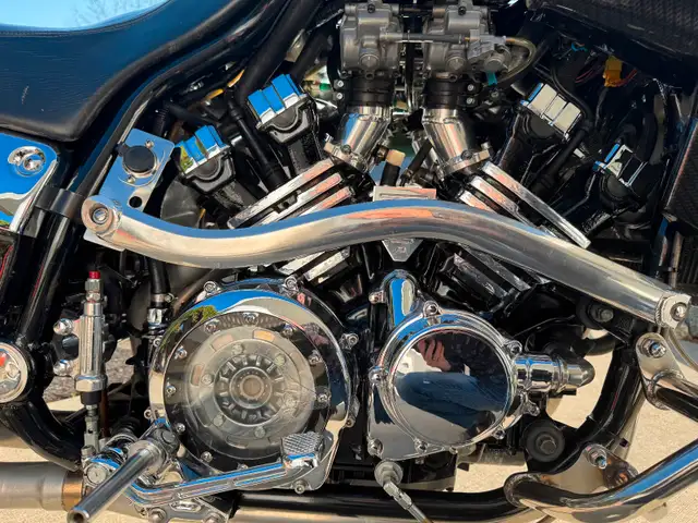 Chrome & Carbon Yamaha V-Max in Street, Cruisers & Choppers in Vernon - Image 9