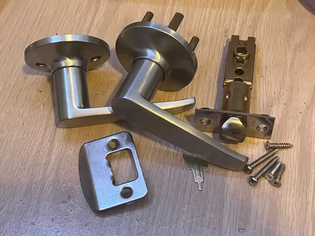 Silver hardware Door handle491788863695104000