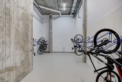 Situé près du canal Lachine, de l'hôpital de Lachine, de l'aéroport Dorval/YUL, des épiceries Maxi e...