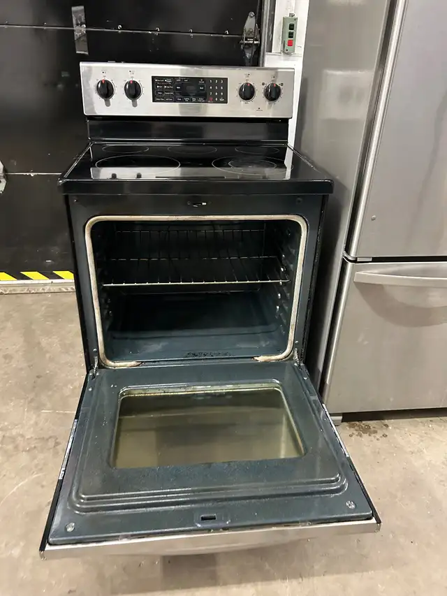 Frigidaire and stove perfect condition very clean all functional in Stoves, Ovens & Ranges in City of Montréal - Image 5