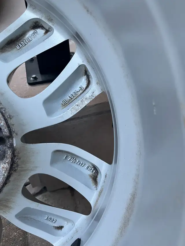 BMW  X3 OEM Rims & Winter Tires  Run Flat 225/60/17 - Like New in Tires & Rims in City of Toronto - Image 4