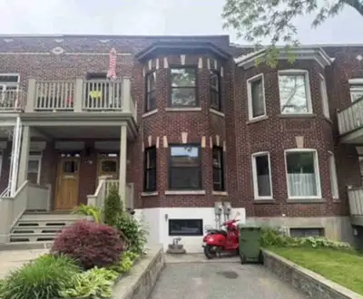 NDG Grand 6 1/2 à louer Disponible 1er juillet 1300 pieds carrés Haut de duplex 3 chambres fermées P...