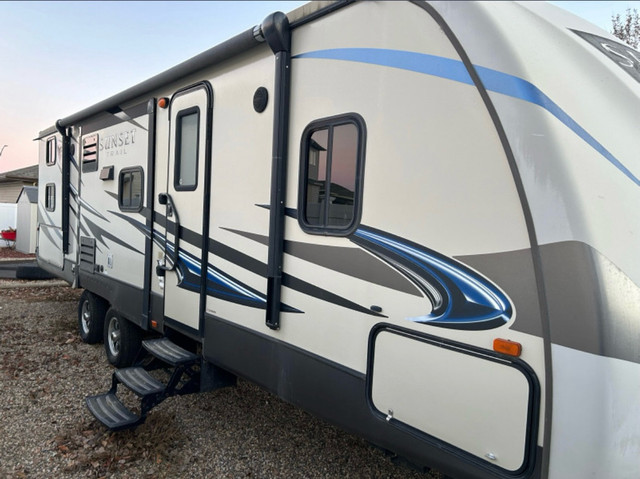 2015 28BH sunset trail by crossroads in Travel Trailers & Campers in Medicine Hat - Image 2