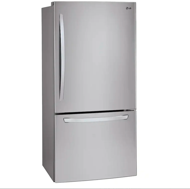 LG Bottom Freezer Refrigerator LRDNS2200 in Refrigerators in City of Montréal - Image 2