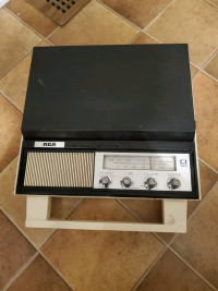 RCA VPB1403 radio and turntable