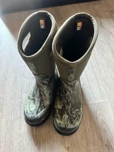 Bogs Youth Boots Size 4, View more