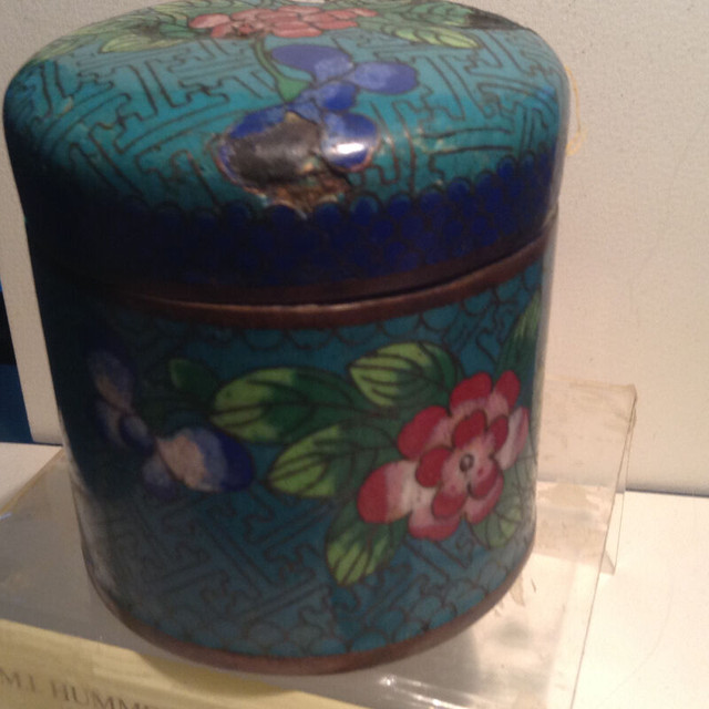 Antiques Chinese Cloisonné Enamel Jar Urn Flower w/Lid in Arts & Collectibles in Vancouver - Image 4