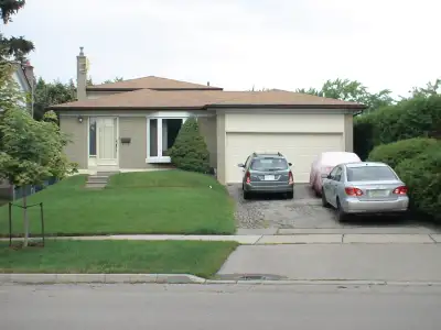 I have a 4 level Backsplit for sale in east Mississauga. 52X120 feet lot. 3+1 bedroom, 2.5 Washrooms...