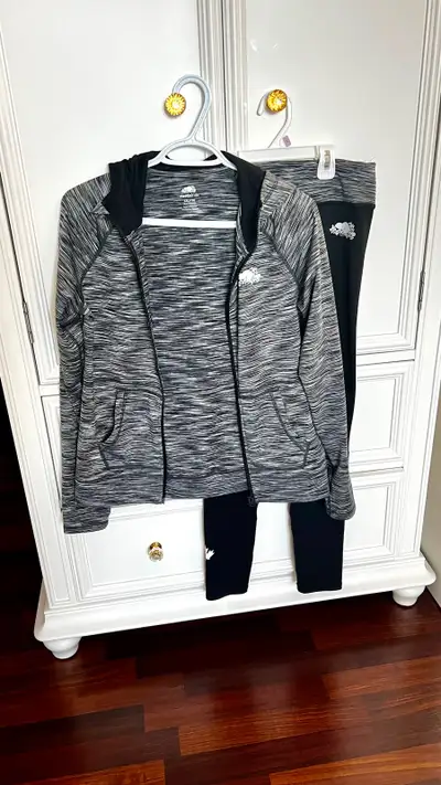 Pending pick-up Worn once Hoodie is XXL Leggings are XL Selling it as a set Comes from a smoke free...