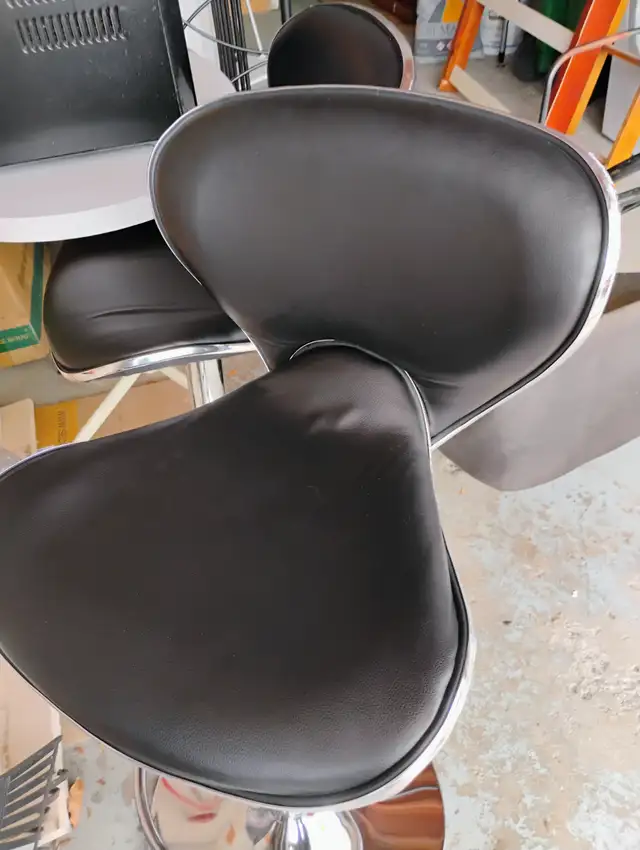Swivel Bar stools/chairs are line  new look. in Chairs & Recliners in Mississauga / Peel Region - Image 2