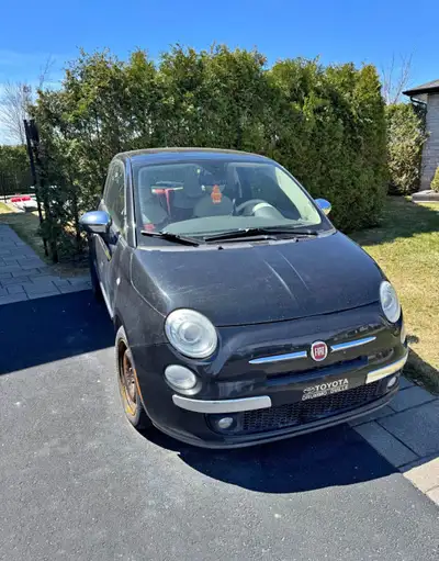 je vends ma voiture personnelle roule parfaitement bien premier arrivé premier servi Viens avec pneu...