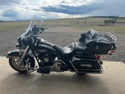 88 cubic inch motor, 5-speed transmission, 70,000 km, new battery and paint, new safety certificatio...