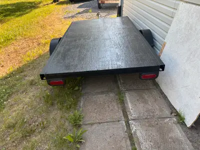 Belle petite remorque de 4 x 8 près pour vous aider dans vos travaux ou pour le plaisir. Plywood neu...