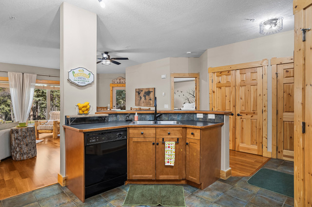 Beautifully Maintained 2 Bed, 2 Bath Condo in Three Sisters in Condos for Sale in Banff / Canmore - Image 3
