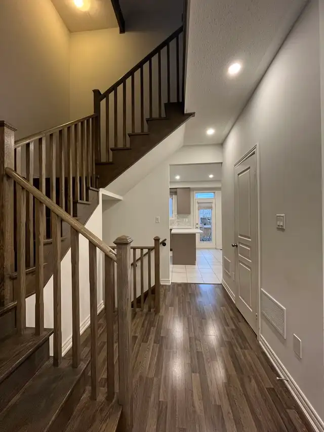 Large master bedroom with independent bathroom for rent in Long Term Rentals in Oakville / Halton Region - Image 7