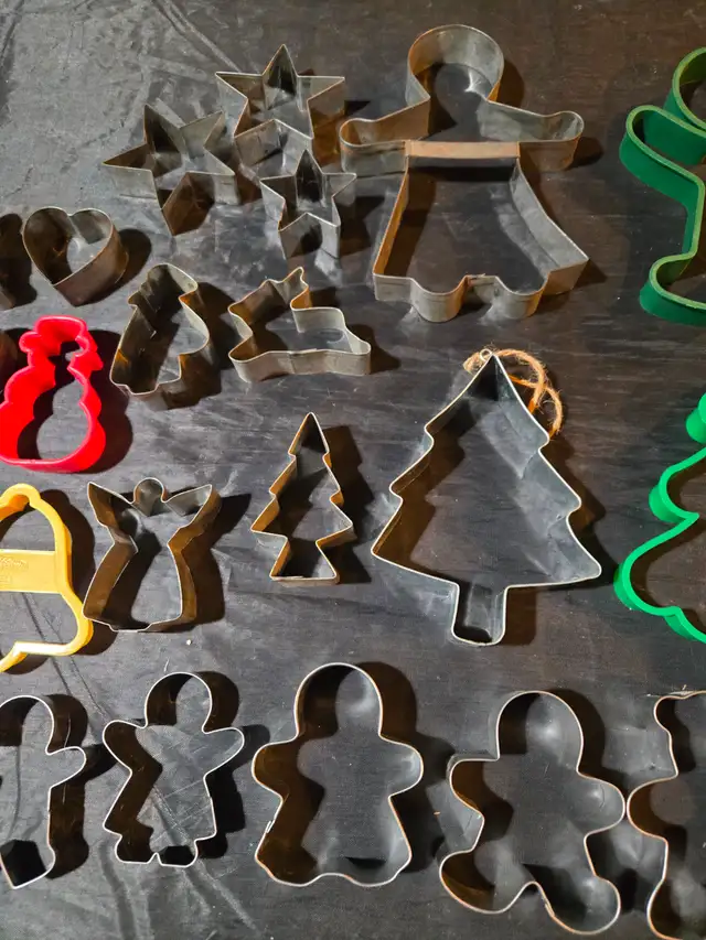 Set of Approx 30 Assorted Christmas Cookie Cutters602765276291409922