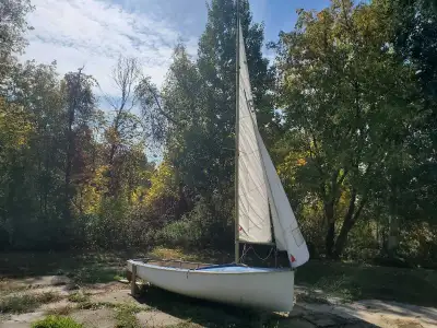Boat and Sails are in great shape. Ideal for day sailor at the cottage, fishing and competitive raci...