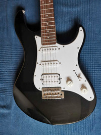 Electric Guitar Yamaha Pacifica 012/ Roland microcube