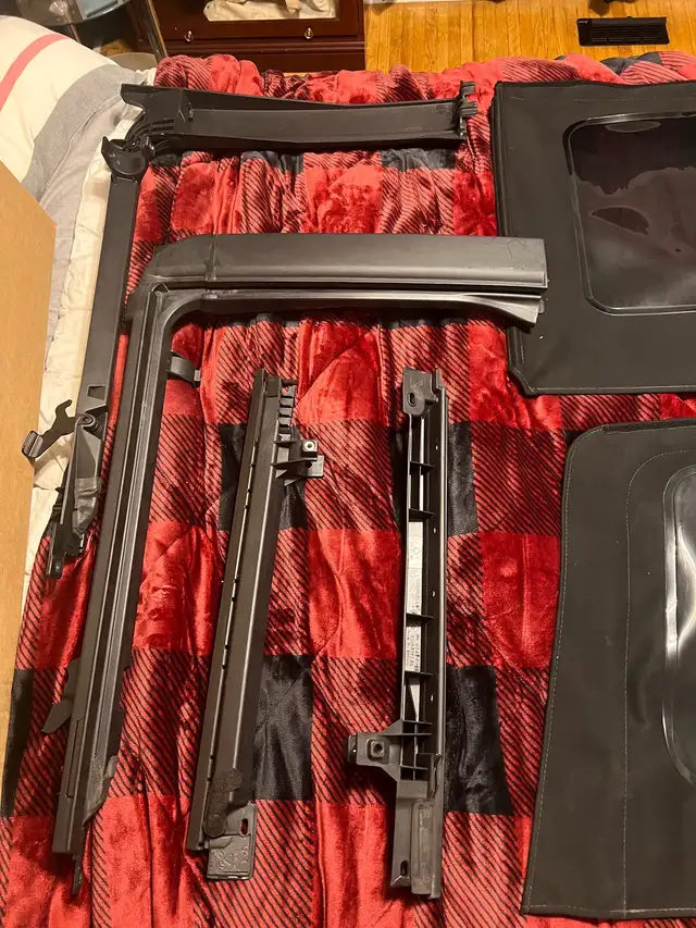 jeep wrangler jk soft top windows and rails in Other Parts & Accessories in Brantford - Image 6