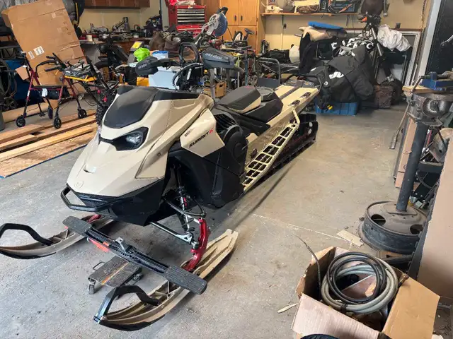 snow mobile  in Snowmobiles in Kamloops - Image 3