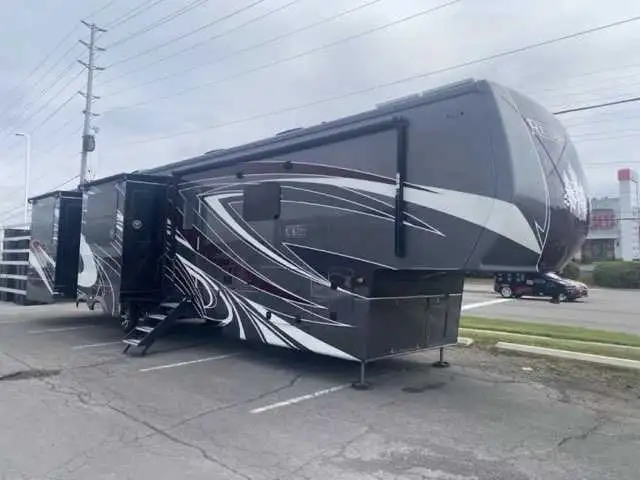 BRAND NEW NEVER USED 5TH WHEEL  in Travel Trailers & Campers in Kingston - Image 2