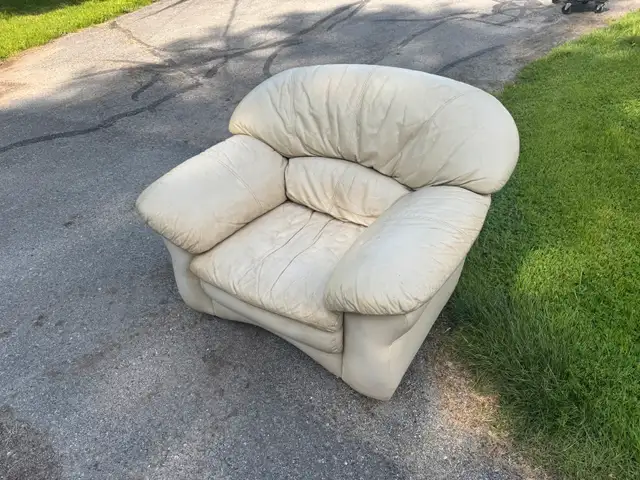 free armchair in Chairs & Recliners in Kingston - Image 2