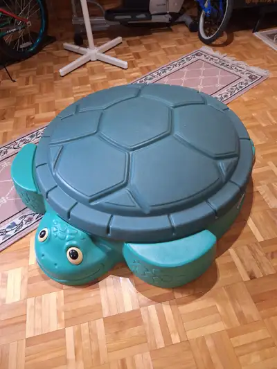 Tortue bac a sable Little Tikes en tres bonne etat. Prix 45.00$. Pour informations SEULEMENT telepho...