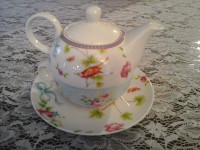 FINE PORCELAIN TEAPOT FOR ONE - THE ENGLISH TABLE